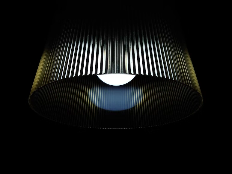 Лампочка в люстрі